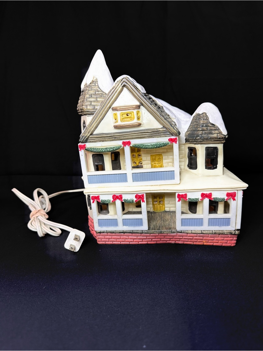 Vintage Victorian Lighted House from Christmas Around The World Collection 1988